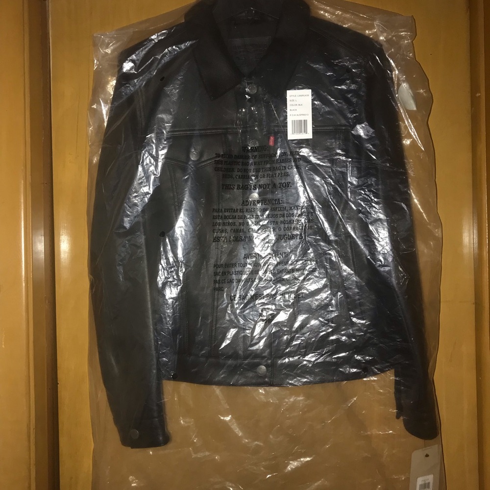 LEVI’S FAUX LEATHER CLASSIC TRUCKER JACKET - Picture 2 of 9